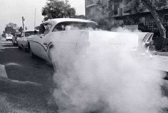 1950年代，一位洛杉矶居民正在启动他的汽车。洛杉矶环保部门表示有85%的雾霾来自汽车尾气