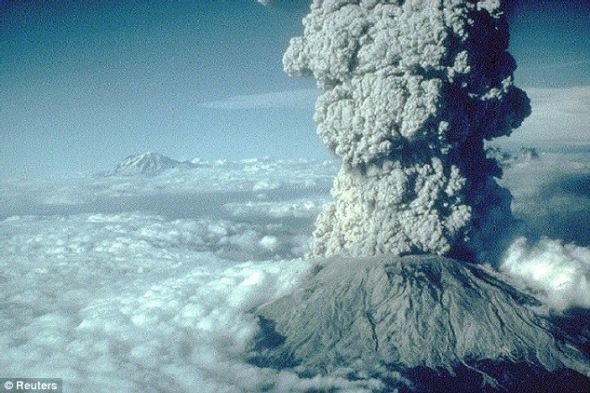 位于美国华盛顿州的圣海伦斯火山1980年7月22日喷发时的景象。黄石国家公园地下火山一旦爆发，破坏力将是圣海伦斯火山的一千倍