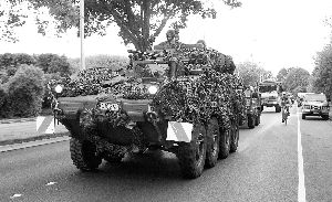 2月23日，在新西兰南岛最大城市克赖斯特彻奇，军车行驶在街道上执行任务。新华/法新