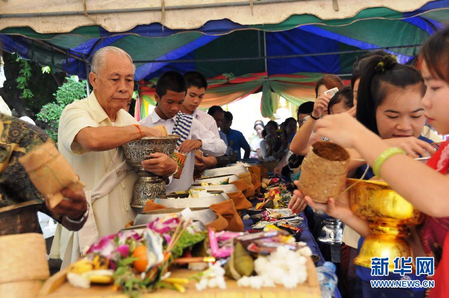 老挝人去寺庙布施庆祝送水节