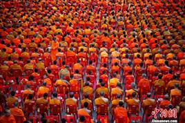 万名僧侣齐聚曼谷庆祝卫塞节