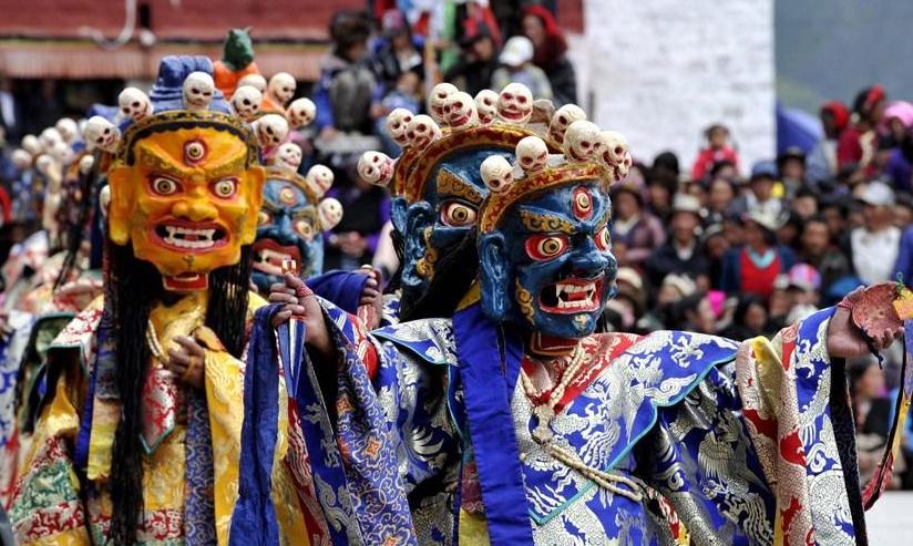西藏直贡梯寺法会 僧人表演金刚神舞