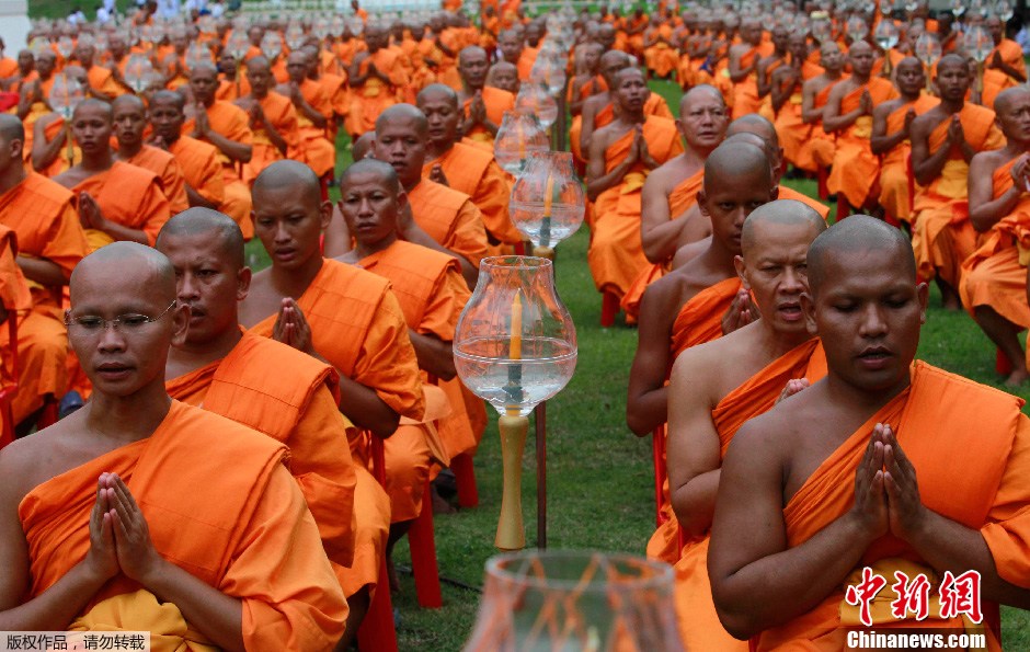 数百万佛教僧侣聚集泰国 举行仪式庆祝卫塞节