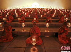 泰国僧侣集体燃烛诵经 庆祝传统万佛节