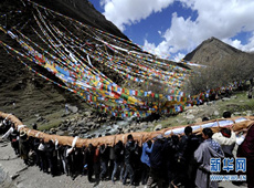 西藏楚布寺举行展佛仪式