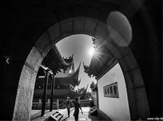 佛教摄影网-作者苏一品《洞门间的高台》