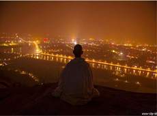 佛教摄影网-作者陈杰《禅定---面对城市之光》