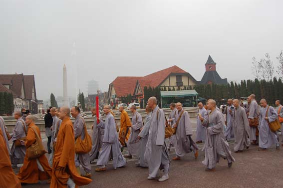 法门寺佛学院僧众参访西安世园会
