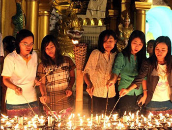 缅甸直桑岱点灯节举行传统织袈裟比赛