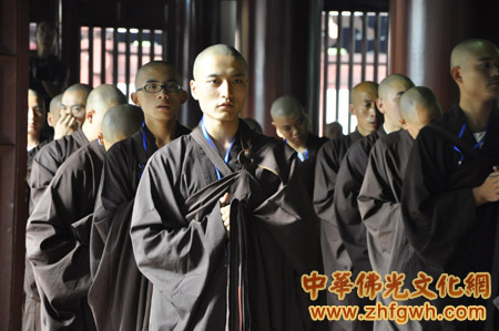 2011光孝寺传戒大法会三省方丈传授比丘戒 300弟子正式成僧人
