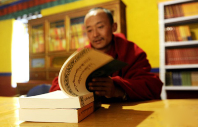 12月19日，在西藏墨竹工卡县塔巴寺，一名僧人在书屋内看书。截至目前，西藏自治区已建设480个寺庙书屋，每个寺庙书屋平均配备出版物354种、1052册（盘），内容涉及佛教典籍、西藏历史、文化教育、卫生保健等。 