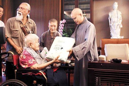 新加坡114岁寿星拜会证严法师畅谈“有爱不老”