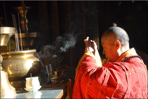 五台山寺院僧众为2012祈福