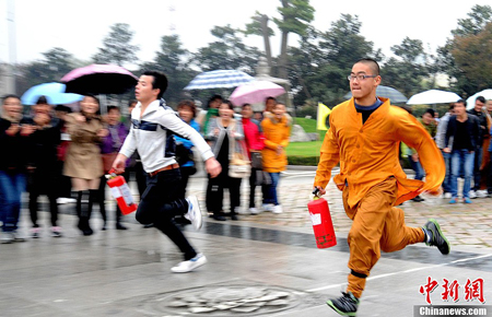 寒山寺僧侣与民众同场竞技消防运动会