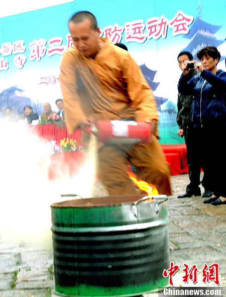寒山寺僧侣与民众同场竞技消防运动会