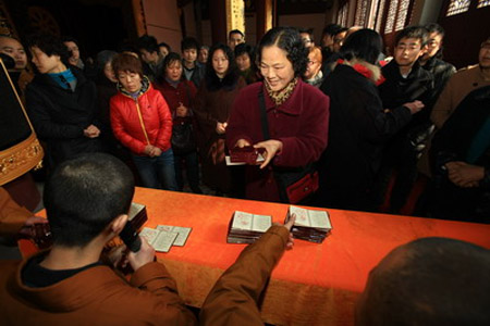 杭州灵隐寺举行皈依法会