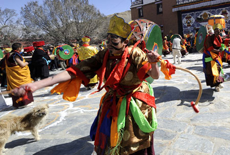 3月8日，僧人们表演传统宗教舞蹈——阿羌姆（背鼓跳神）。
