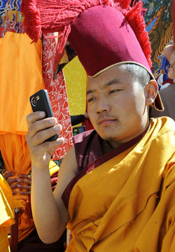 3月8日，一名僧人用手机拍摄。
