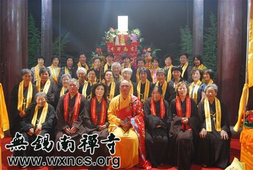 天台寺监院圣明法师和来自上海、浙江、苏州、无锡、常州的法会会首合影