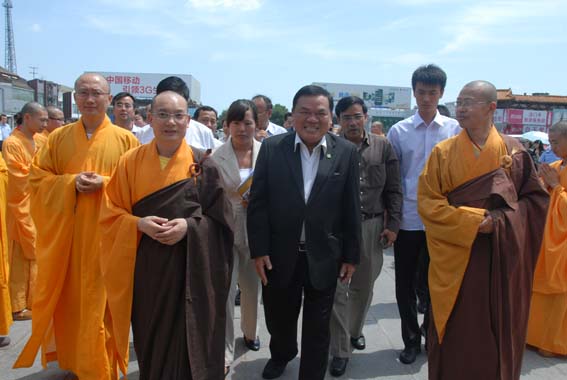 法门寺监院、佛学院常务副院长贤空法师率众迎接柬埔寨王国副首相涅本才到来