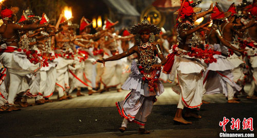 斯里兰卡民众载歌载舞欢庆佛牙节