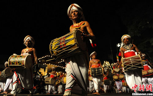 斯里兰卡民众载歌载舞欢庆佛牙节