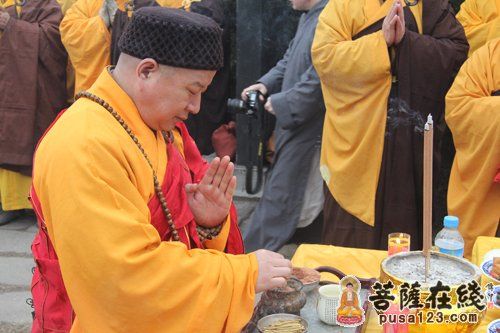 河南省佛教协会副会长、开封市佛教协会会长心广大和尚拈香