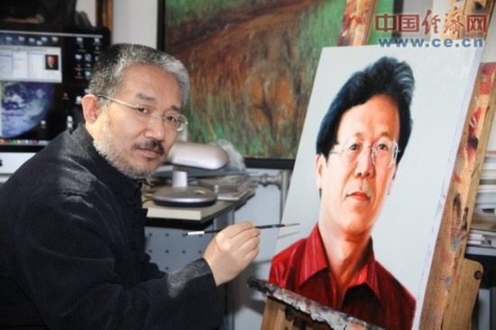 冯耀午(左)在为画虎名家朱伯芳画肖像油画