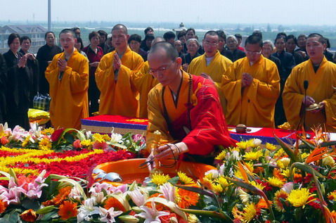 (2008年四月初八，在浙江泽山禅寺举行浴佛法会时安像)