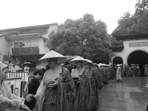 商报讯（通讯员 见闻 记者 陶丽）昨天是释迦牟尼佛的诞辰吉日。杭城小雨濛濛。