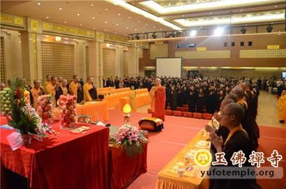 数百位信徒在寺院法师的带领下，恭诵地藏菩萨本愿功德经，随堂超荐、上供。