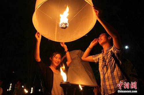 泰国清迈兰纳Dhutanka佛教中心举行万人燃放孔明灯活动