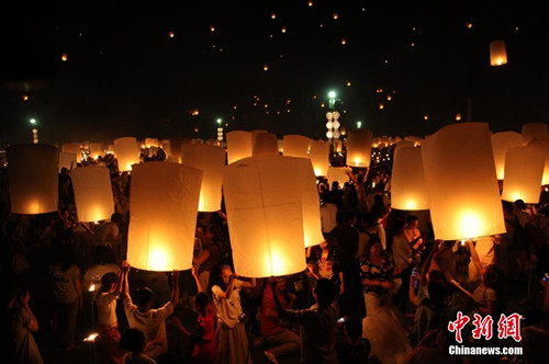 泰国清迈兰纳Dhutanka佛教中心举行万人燃放孔明灯活动