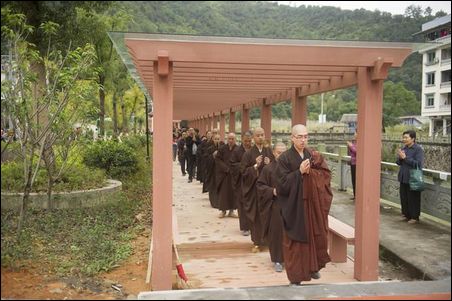 在安福寺、七甲寺僧众带领下，上千名信众虔诚称念诸佛诸菩萨名号