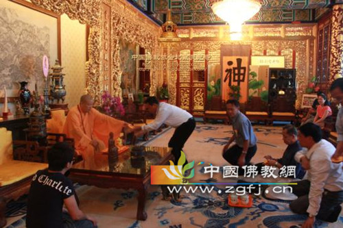 缅甸议员代表团到北京灵光寺参拜佛牙舍利