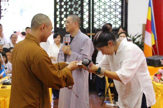 隆藏法师为各组代表颁发表演纪念奖——宗性大和尚《有悟的人生》