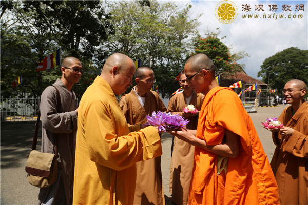 印顺大和尚应邀参访斯里兰卡第一僧王及佩拉德尼亚大学校长 受到僧俗两众的热情接待
