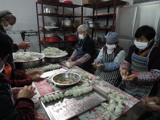 四祖寺着手进行制作芥菜粑的各种准备工作
