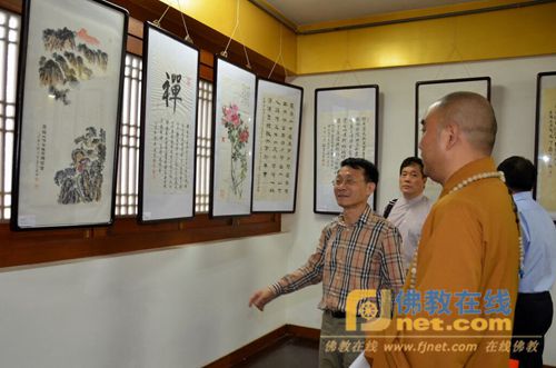 上海市佛教协会会长慧明和尚欣赏书画