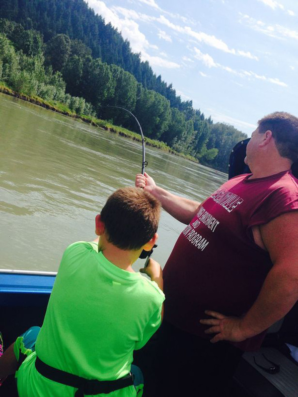 加拿大9岁男孩罗斯曼在大不列颠-哥伦比亚省奇利瓦克附近的弗雷泽河捕获体重超过272公斤的白鲟。（网页截图）