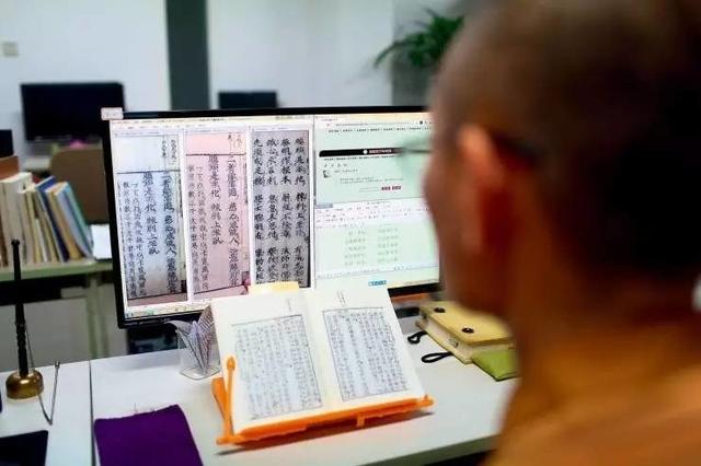 清华博士出身的贤启法师，用电脑校对佛经。