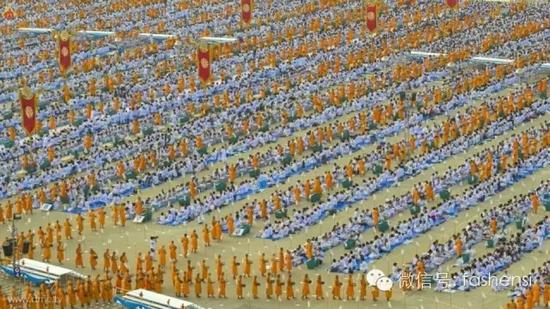 信众聚集泰国法身寺，参与万佛节平安灯法会
