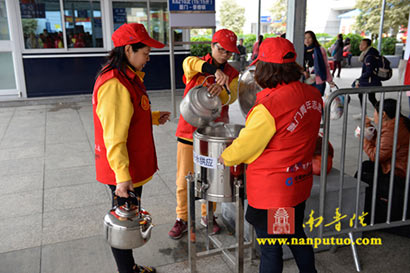 温暖回家路：南普陀寺义工在厦门火车站开展志愿服务