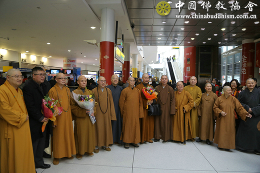 1、纽约佛教界代表在机场迎接中国佛教代表团一行.jpg
