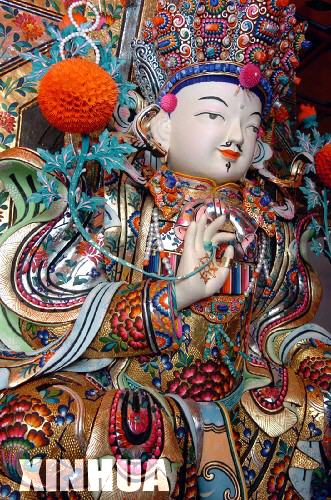 塔尔寺艺僧制作的酥油花佛像作品（2月11日摄）。