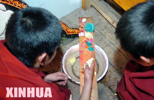 2月11日，塔尔寺的两名艺僧在用各色酥油捏制作品。