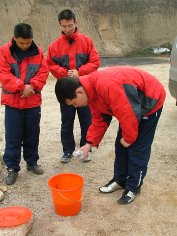 宋师兄在为放生鱼皈依