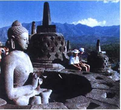 世界最大的古老佛塔世界七大奇迹之一婆罗浮屠