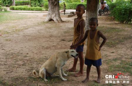 寺庙遗址外遇到的村童，一个个顽皮可爱。_印度采访图记：朝圣那烂陀_乐途旅游网