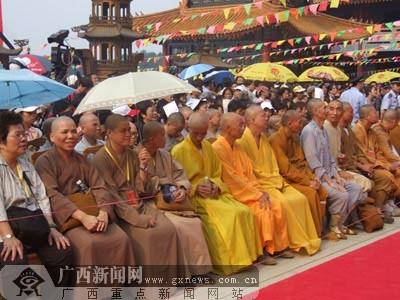 梧州四恩寺举行佛像开光庆典近千佛教徒参加(图)